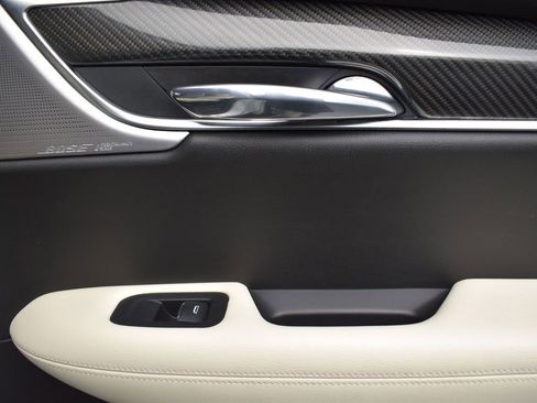 Certified 2023 Cadillac XT6 Sport w/ Technology Package image 33