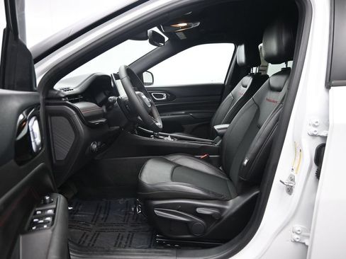 Used 2025 Jeep Compass Trailhawk AWD/4WD image 22