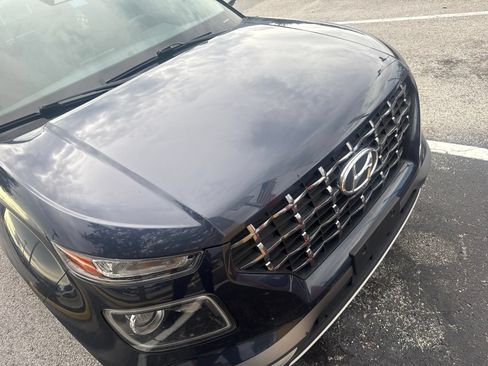 Used 2020 Hyundai Venue FWD image 21