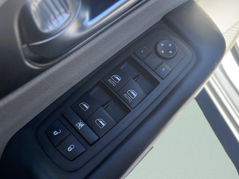 Used 2023 Chrysler Pacifica Touring-L FWD image 22