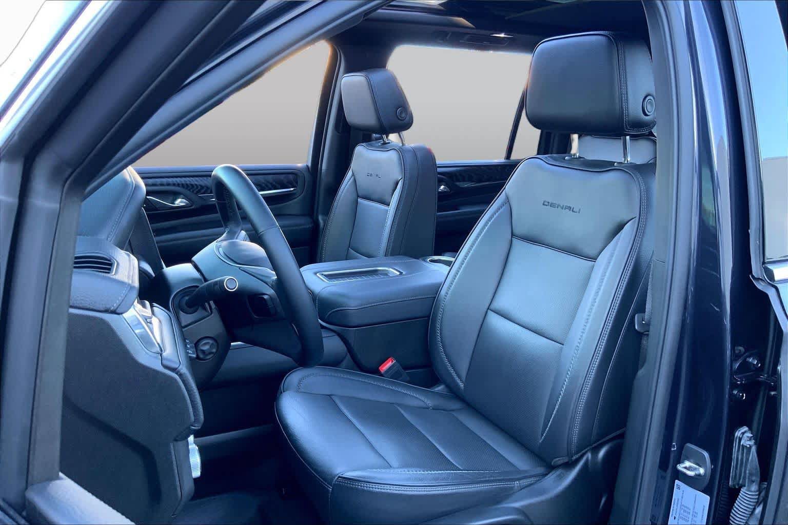 Used 2023 GMC Yukon XL Denali AWD/4WD image 9