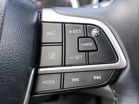 Used 2024 Toyota Highlander XLE image 16