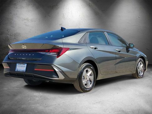 New 2026 Hyundai Elantra SE FWD image 3