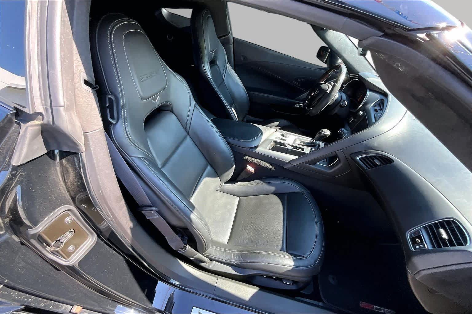 Used 2015 Chevrolet Corvette Z06 w/ 3LZ Preferred Equipment Group RWD image 17