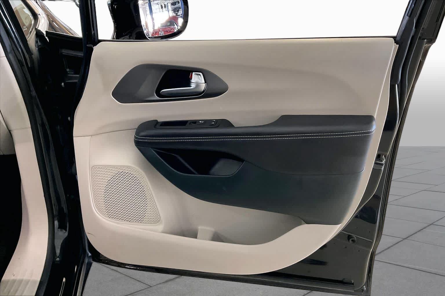 Used 2024 Chrysler Pacifica Touring-L FWD image 20