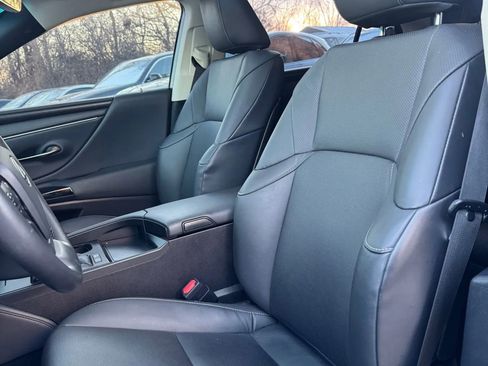 Used 2024 Lexus ES 300h F Sport image 11
