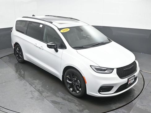 New 2026 Chrysler Pacifica Limited FWD image 31