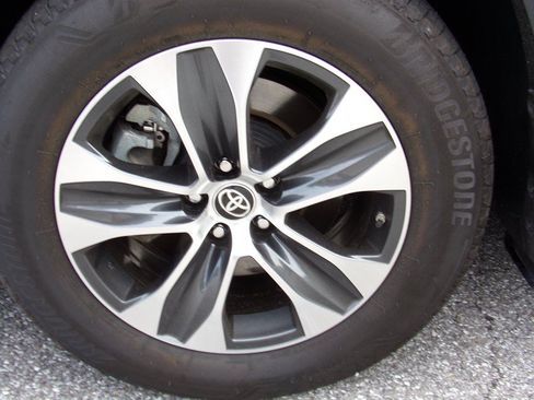 Used 2025 Toyota Highlander XLE AWD/4WD image 17