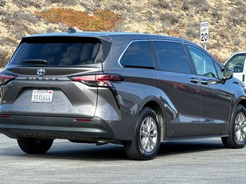 Used 2022 Toyota Sienna XLE FWD image 3