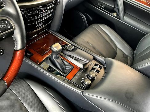 Used 2020 Lexus LX 570 4WD w/ Luxury Package image 17