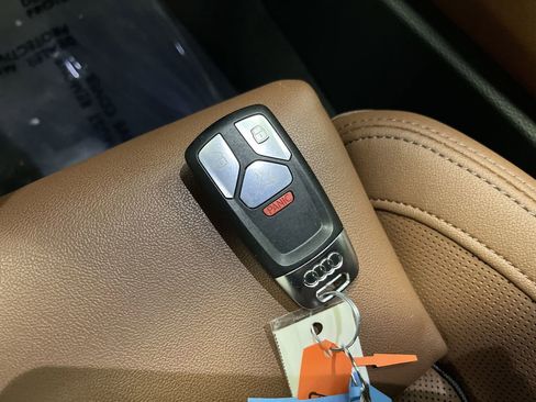 Used 2022 Audi Q5 e Prestige w/ Prestige Package image 29