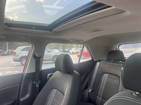 Used 2023 Hyundai Venue SEL image 19