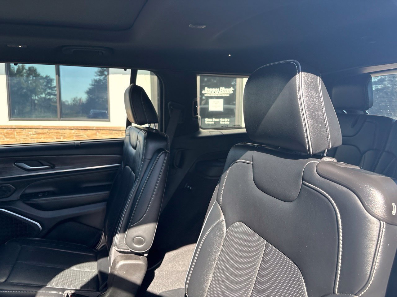 Used 2023 Jeep Grand Cherokee L Overland w/ Luxury Tech Group IV AWD/4WD image 6