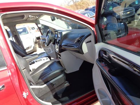 Used 2016 Chrysler Town & Country Touring-L image 15