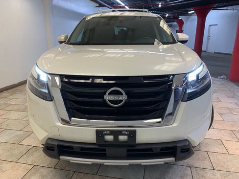 Used 2024 Nissan Pathfinder SL AWD/4WD image 3