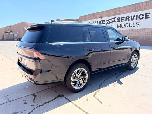 Used 2025 Lincoln Navigator Reserve AWD/4WD image 7