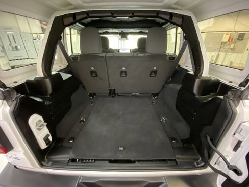 Used 2025 Jeep Wrangler Sahara image 30