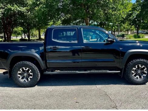 Used 2022 Toyota Tacoma TRD Off-Road w/ Technology Package AWD/4WD image 6