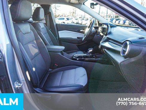 Used 2025 Chevrolet Trax LT w/ LT Convenience Package image 24