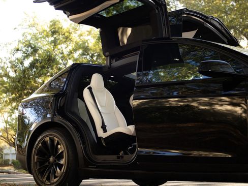 Used 2018 Tesla Model X 75D image 21