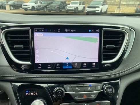 Used 2025 Chrysler Pacifica Limited image 20