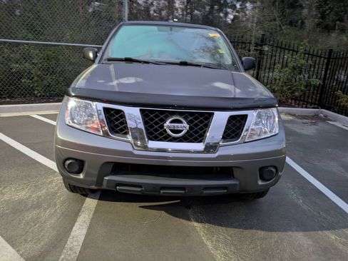 Used 2017 Nissan Frontier SV image 2