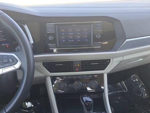 Certified 2023 Volkswagen Jetta SE FWD image 20