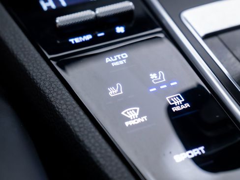 Certified 2022 Porsche Cayenne Platinum Edition image 28