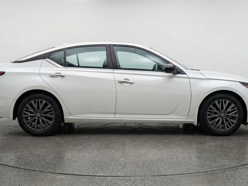 Used 2025 Nissan Altima 2.5 SV image 11
