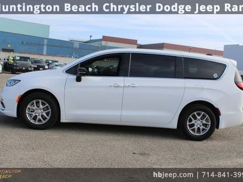 Used 2026 Chrysler Pacifica Select image 8