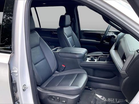 Certified 2025 Chevrolet Suburban Z71 w/ Comfort Package AWD/4WD image 8