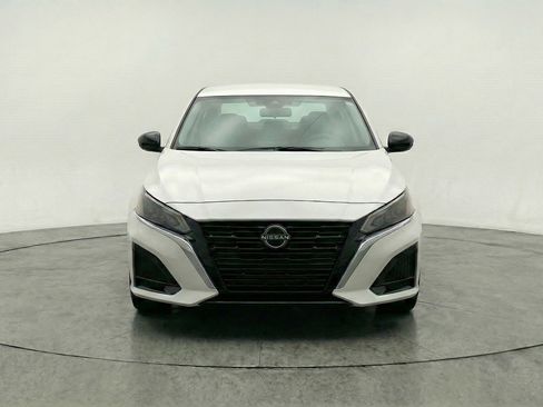 Used 2025 Nissan Altima 2.5 SV image 2