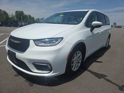 Used 2023 Chrysler Pacifica Touring-L FWD image 2