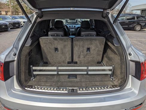 Used 2018 Bentley Bentayga AWD/4WD image 45