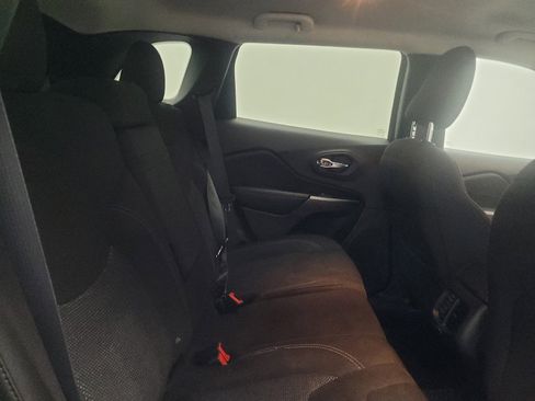 Used 2019 Jeep Cherokee Latitude w/ Popular Appearance Group FWD image 19