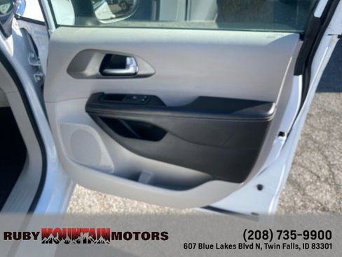 Used 2023 Chrysler Pacifica Touring-L image 32