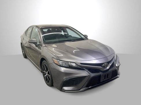 Used 2022 Toyota Camry SE image 1