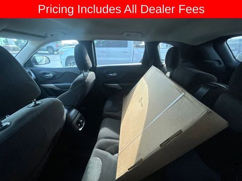 Used 2018 Jeep Cherokee Latitude w/ Altitude Package FWD image 8