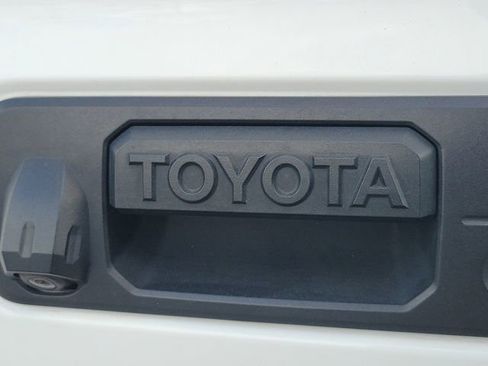 Used 2017 Toyota Tacoma TRD Off-Road w/ Premium & Technology Package image 9