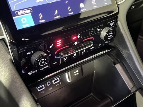 Used 2025 Jeep Grand Cherokee Limited image 24