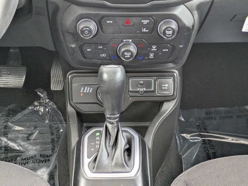 Used 2023 Jeep Renegade Latitude w/ Sun/Sound Group AWD/4WD image 18