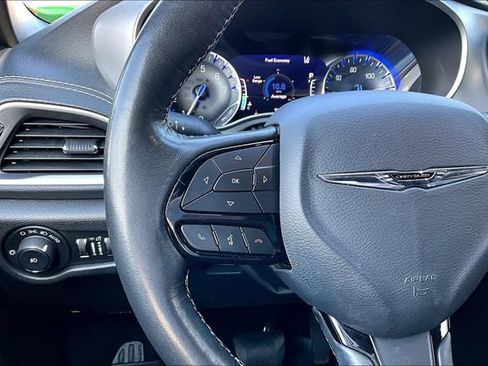 Used 2021 Chrysler Pacifica Touring-L w/ Uconnect Theater Family Group FWD image 11