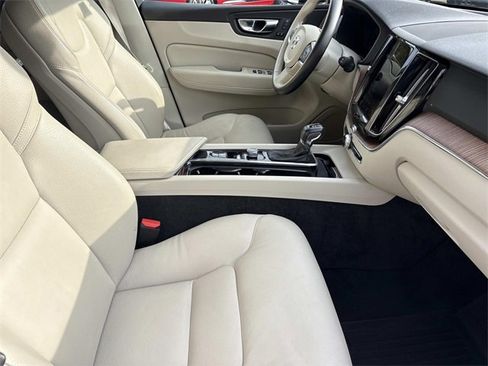 Used 2021 Volvo XC60 T5 Momentum w/ Premium Package image 24