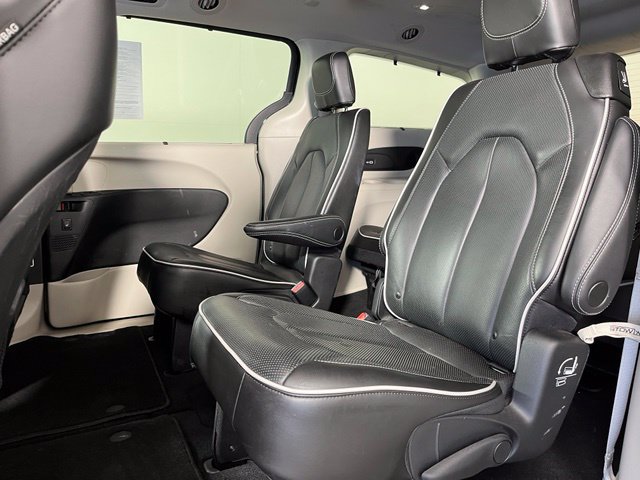 Used 2023 Chrysler Pacifica Limited AWD/4WD image 39