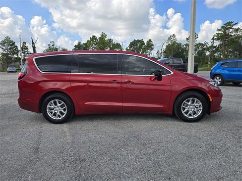 New 2026 Chrysler Pacifica Select image 6