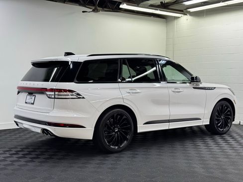 Used 2025 Lincoln Aviator Reserve w/ Equipment Group 201A AWD/4WD image 2