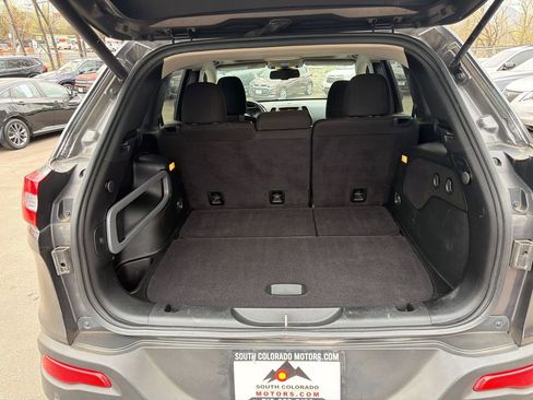 Used 2017 Jeep Cherokee Latitude AWD/4WD image 8