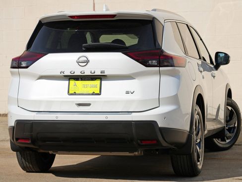 Used 2024 Nissan Rogue SV w/ SV Premium Package FWD image 4