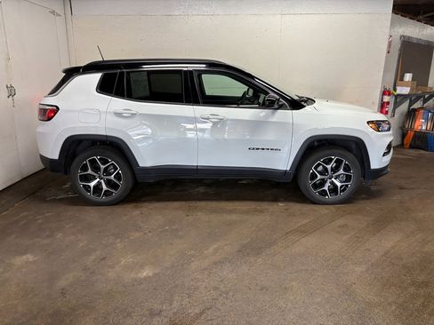 Used 2025 Jeep Compass Limited AWD/4WD image 4