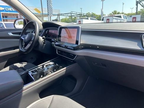 Used 2025 Volkswagen Atlas Peak Edition SE AWD/4WD image 34